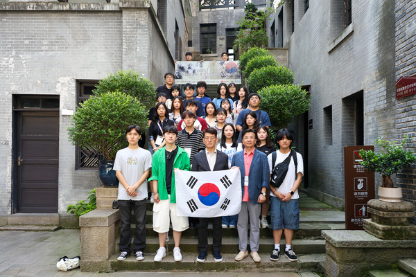 지난 13일 독립유공자 후손 장학생들이 중국 내 마지막 임시정부청사였던 ‘충칭 대한민국 임시정부 연화지 청사’ 앞에서 기념사진을 촬영하고 있다. 사진=롯데장학재단