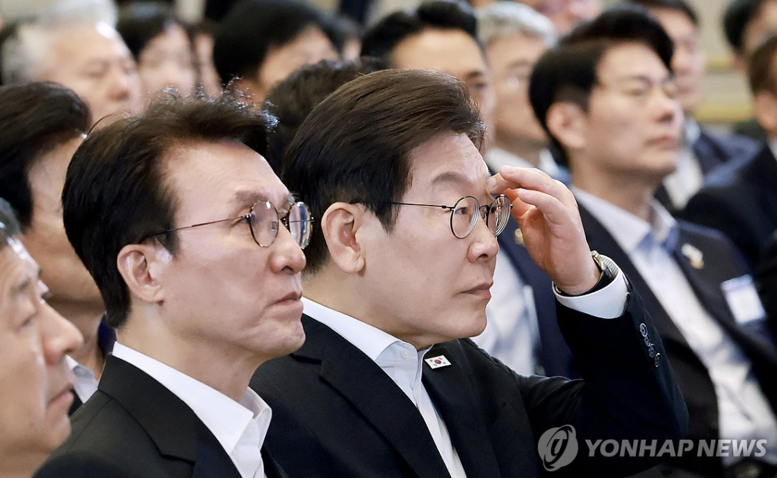 이재명 대통령이 13일 청와대 영빈관에서 열린 국정기획위원회 국민보고대회에서 국정 과제 발표를 듣고 있다. 사진=연합뉴스