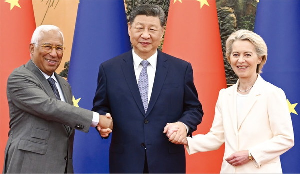 시진핑 중국 국가주석(가운데)이 지난달 24일 중국 베이징 인민대회당에서 제25차 중국·유럽연합(EU) 정상회담 참석을 위해 중국을 방문한 안토니우 코스타 EU 정상회의 상임의장(왼쪽), 우르줄라 폰데어라이엔 EU 집행위원장과 손을 맞잡고 있다. 사진=신화연합뉴스