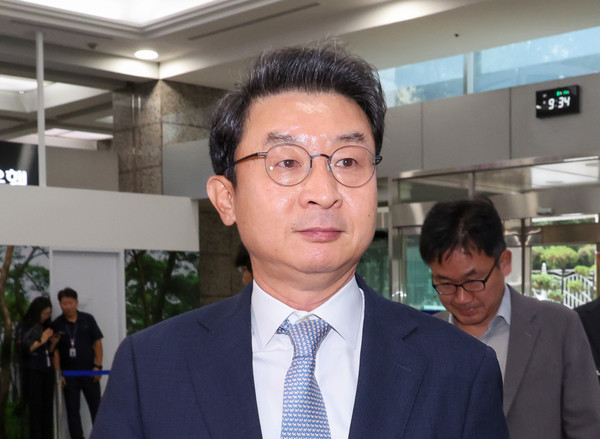 이억원 금융위원장 후보자가 14일 서울 중구 예금보험공사에 마련된 인사청문회 준비 사무실로 첫 출근하고 있다.사진=연합뉴스