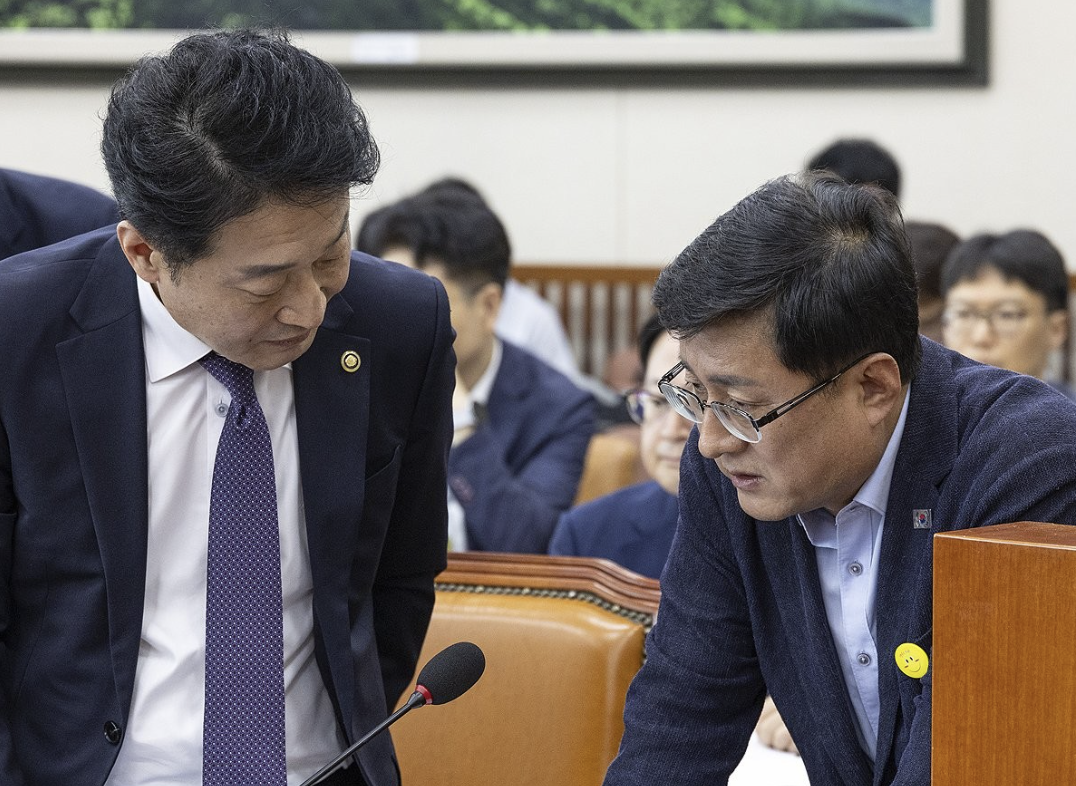 김성환 환경부 장관(오른쪽)과 이호현 산업통상자원부 2차관이 18일 국회에서 열린 기후위기특별위원회 전체 회의에 출석해 대화하고 있다. 사진=연합뉴스