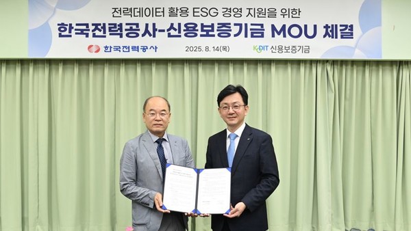 박종운 한국전력공사 ICT기획처장(왼쪽)과 김기완 신용보증기금 미래전략실장이 지난 14일 한전아트센터에서 ‘전력데이터 활용 ESG 경영 지원을 위한 업무협약’을 체결하고 기념 촬영을 하고 있다. 사진=한전