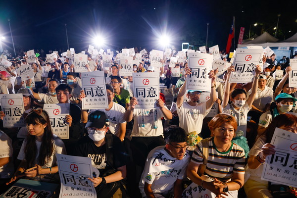 2025년 8월 22일 대만 타이베이에서 시민들이 마안산 원전 재가동 찬성 시위에서 '찬성'이라고 적힌 피켓을 들고 구호를 외치고 있다. EPA=연합뉴스