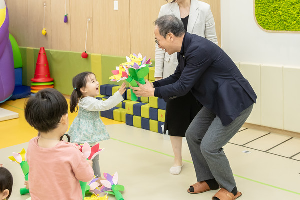 양종희 KB금융 회장이 KB여의도직장어린이집을 찾아 어린이들에게 선물을 건네고 있다. 사진=KB금융