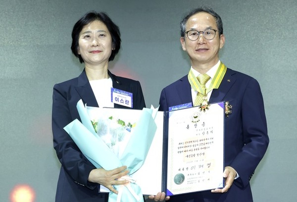 지난달 11일 서울시 서초구 JW 메리어트 서울에서 열린 제14회 인구의 날 기념 행사에서 양종희 KB금융지주 회장(오른쪽)이 국민훈장 모란장을 수훈한 후 이스란 보건복지부 제1차관과 기념사진을 촬영하고 있다. 사진=보건복지부