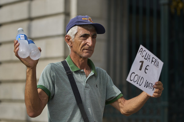 유럽 상당수 지역에 폭염이 계속되는 가운데 스페인 수도 마드리드에서 한 남자가 찬물을 하나 1우로에 팔려고 하고 있다.   사진=AP연합뉴스