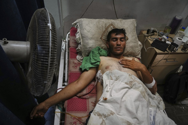 ​가자지구 가자시타에 있는 옛 시파병원 자리의 창고에서 한 온열병 환자가 선풍기로 열을 식히고 있다.   사진=AP연합뉴스​