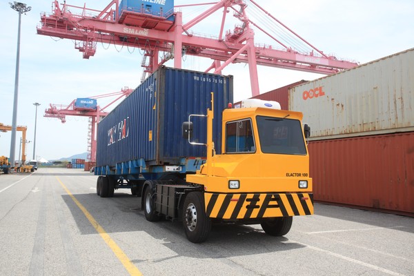 전기 야드 트랙터. 해수부=연합뉴스