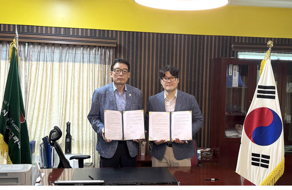 왼쪽부터 B&F Group 박종완 회장, 올인카본㈜ 이상훈 대표.   사진=올인카본