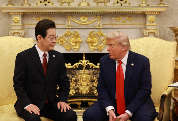 이재명 대통령과 도널드 트럼프 미국 대통령이 25일(현지시간) 미국 워싱턴DC 백악관에서 정상회담을 하고 있다.  사진=연합뉴스