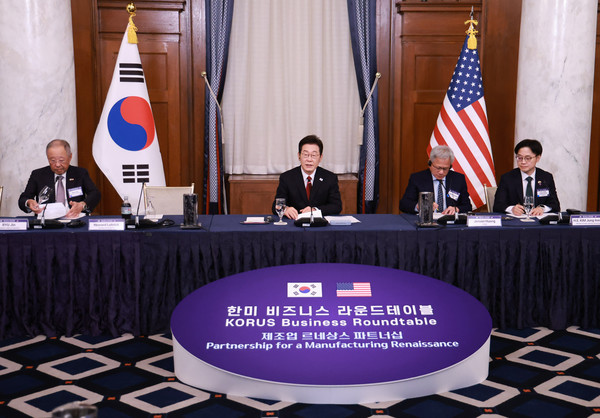 이재명 대통령이 25일(현지시간) 미국 워싱턴DC 윌라드 호텔에서 열린 한미 비즈니스 라운드 테이블에서 기조연설을 하고 있다. 왼쪽부터 류진 한경협 회장, 이 대통령, 젠슨 황 엔비디아 최고경영자, 김정관 산자부 장관.  사진=연합뉴스
