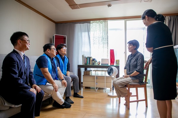 정종철 쿠팡풀필먼트서비스 대표이사가 25일 천안 거주 독립유공자 한이윤 지사 후손의 자택을 방문해 존경과 감사의 뜻을 전하고 있다.  사진=쿠팡