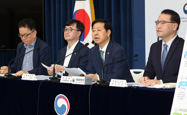 구윤철 부총리 겸 기획재정부 장관(오른쪽 두번째)이 지난 28일 정부세종청사 중앙동 공용브리핑실에서 2026년도 예산안에 관해 설명하고 있다. 오른쪽부터 유병서 예산실장, 구 부총리, 임기근 2차관, 안상열 재정관리관.   사진=연합뉴스