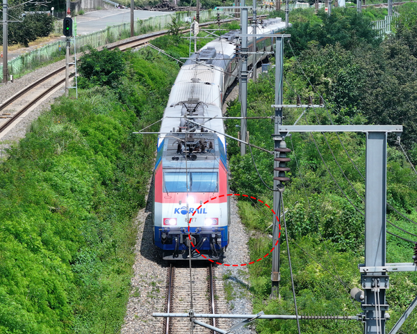 지난달 21일 경북 청도군 화양읍 삼신리 청도소싸움 경기장 인근 경부선 철로로 무궁화호 열차가 지나가고 있다. 해당 장소(붉은 점선)에서는 지난달 19일 작업자 7명이 무궁화호에 치이는 사고가 났다.  사진=연합뉴스