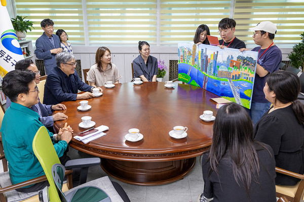 별의친구들 활동가들이 영등포구청에 선물한 공동화와 김민수 청년이 영등포를 주제로 창작한 시를 낭독하고 있다.    사진=영등포구청