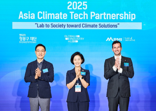 2025 아시아 기후기술 스타트업 파트너십 세레모니. 왼쪽부터 최재호 현대차 정몽구 재단 사무총장, 클라이밋웍스재단 글로벌인더스트리허브 김효은 대표, RMI·Third Derivative Roy Torbert 총괄.   사진=현대차정몽구재단