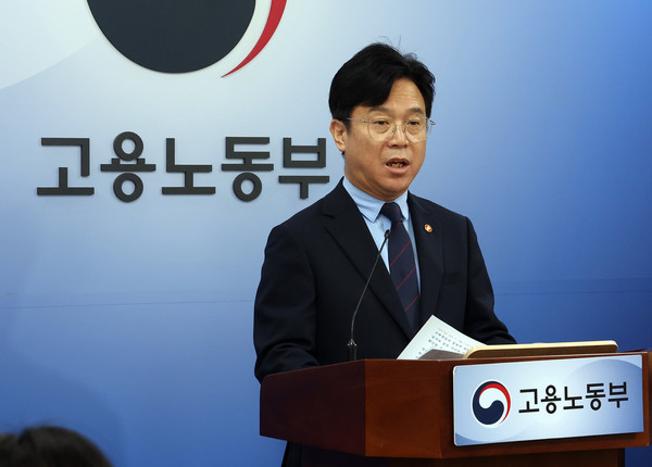김영훈 고용노동부 장관.   사진=연합뉴스
