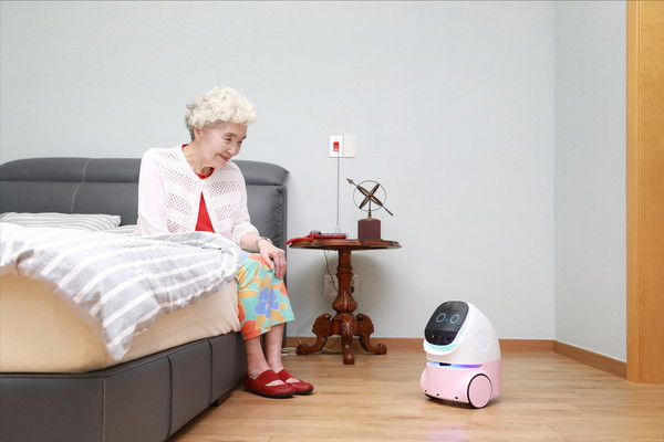 삼성물산 '홈 AI 컴패니언 로봇' 시연.   사진=삼성물산