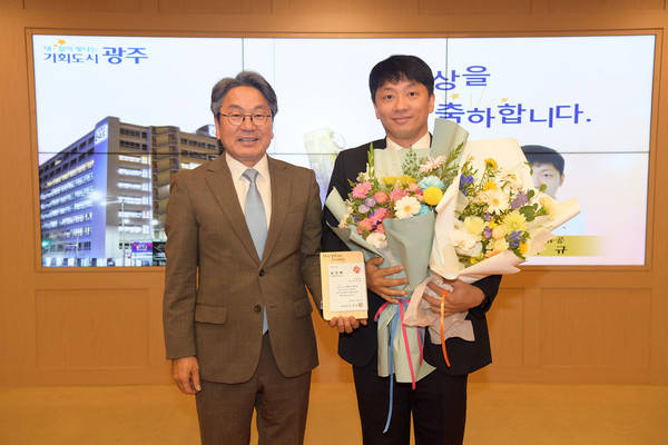 최이규 쿠팡 물류정책팀 상무(오른쪽)와 강기정 광주광역시장이 3일 오전 광주광역시청에서 열린 유공자 표창 수여식에서 기념 촬영을 하고 있다.  사진=쿠팡