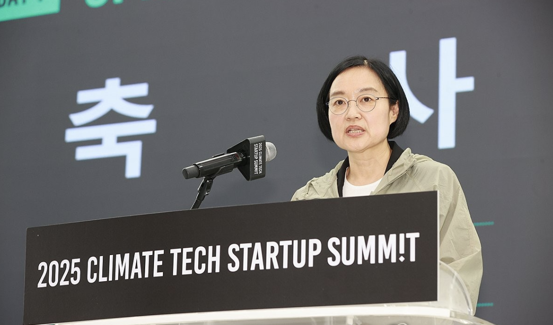 한성숙 중소벤처기업부 장관이 4일 제주 국제컨벤션센터에서 열린 2025 기후테크 스타트업 서밋에서 축사하고 있다. 사진=연합뉴스