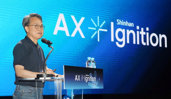 진옥동 신한금융그룹 회장이 지난 7월 1일 경기 용인시 신한은행 블루캠퍼스에서 열린 '2025년 하반기 경영포럼'에서 강평을 하고 있다.  사진=신한금융그룹