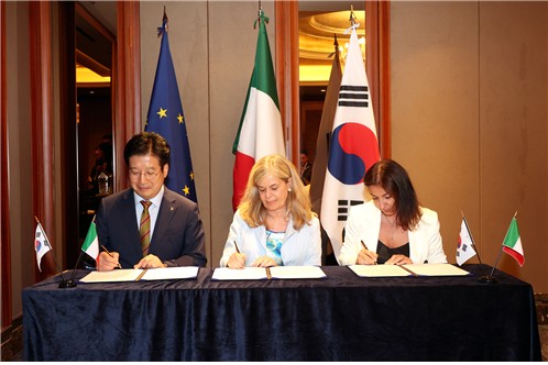 대우건설 황원상 재무관리실장(맨왼쪽)이 지난 5일 서울 명동 롯데호텔 제이드룸에서 2억 유로 규모의 외화차입금을 조달하는 금융 약정에 서명하고 있다. 사진=대우건설