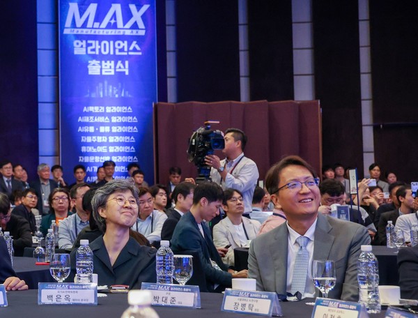 박대준 쿠팡 대표이사와 백은옥 국가AI전략위원회 데이터 분과장이 '제조 AX 얼라이언스' 출범식에 참석한 모습.    사진=쿠팡