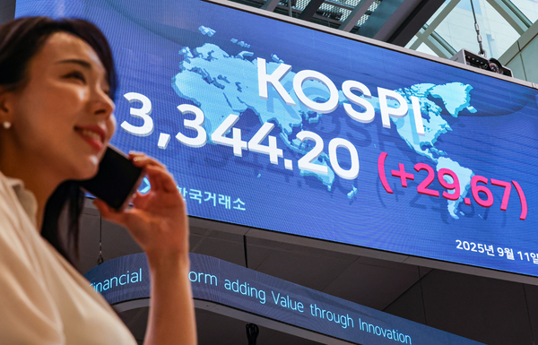 이재명 대통령의 취임 100일인 11일 전날보다 코스피 지수가 29.67포인트(0.90%) 오른 3344.20으로 거래를 마치며 재차 사상최고치를 경신했다. 코스피 종가가 서울 여의도 한국거래소 현황판에 표시돼있다.  사진=연합뉴스