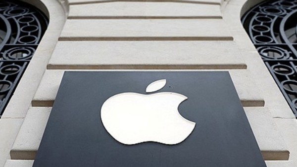 프랑스 파리의 애플 스토어에서 찍은 애플 로고 사진. 사진=로이터 연합뉴스