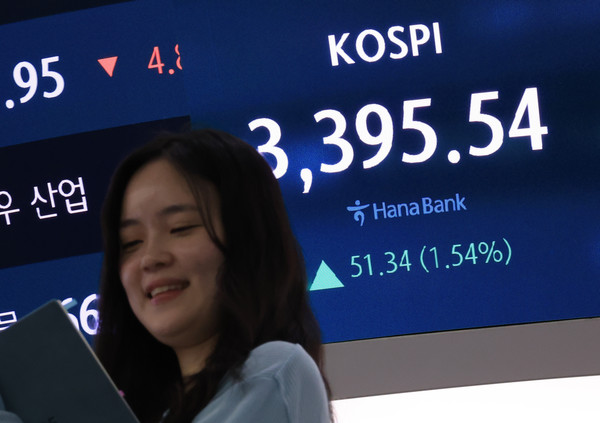 개장하자마자 사상 최고치를 갈아치운 코스피가 장중 거듭 최고 기록을 경신한 12일 서울 중구 하나은행 본점에서 직원들이 증시와 환율을 모니터 하고 있다.  사진=연합뉴스