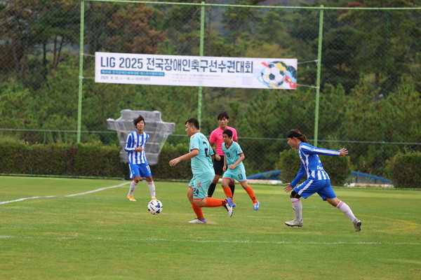 LIG 2025 전국장애인축구선수권대회에 참석한 선수들이 경기를 벌이고 있다. 사진=LIG