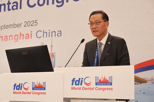 중국 상하이에서 9월 개최된 세계치과의사연맹(FDI)의 '월드 덴탈 콩그레스'에서 연설하고 있는 박영국 신흥연송학술재단 이사장.   사진=치의신보