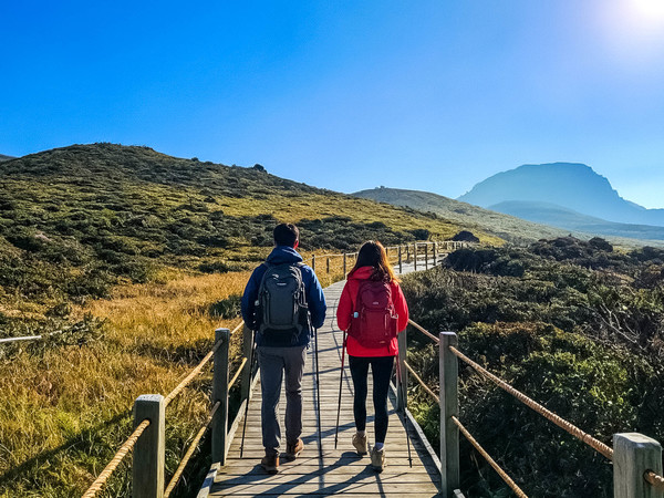 한라산 등반을 하는 남녀.  사진=한화호텔앤드리조트