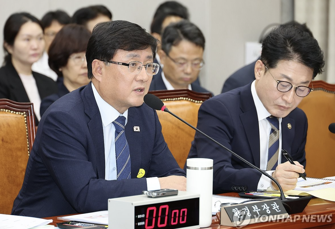 8일 서울 여의도 국회에서 열린 기후위기특별위원회 전체회의에서 김성환 환경부 장관이 발언하고 있다.    사진=연합뉴스