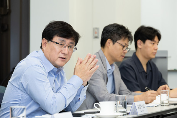 김성환 환경부 장관이 17일 서울 종로구 S타워에서 기후·에너지단체와 간담회를 하고 있다. 환경부=연합뉴스