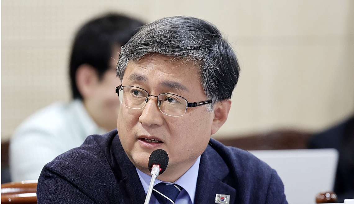 지난 4일 '에너지이용 합리화법 일부개정법률안'과 '신에너지 및 재생에너지 개발ㆍ이용ㆍ보급 촉진법 일부개정법률안'을 대표발의한 더불어민주당 김성환 의원의 모습. 사진=연합