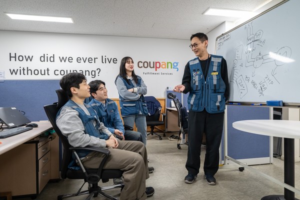 CFS 오토메이션 엔지니어들이 업무 아이디어를 나누고 있다.  사진=쿠팡