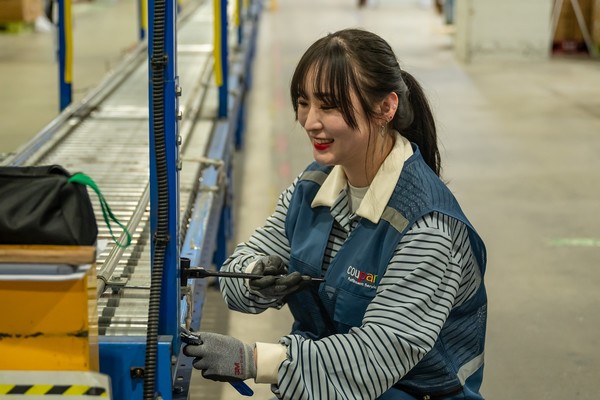 박소진 CFS 오토메이션 엔지니어가 풀필먼트센터에서 자동화 설비 롤러 컨베이어를 정비하는 모습.   사진=쿠팡