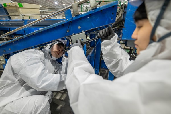 CFS 오토메이션 엔지니어들이 풀필먼트센터에서 자동화 설비 배출슈트 레일을 정비하는 모습.  사진=쿠팡