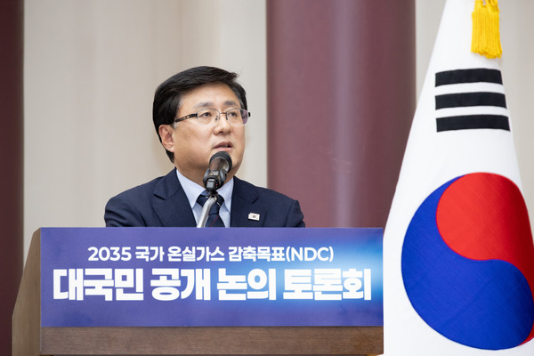 김성환 환경부 장관이 19일 서울 여의도 국회의원회관에서 열린 '2035 국가 온실가스 감축목표(NDC) 대국민 공개 토론회'에서 탈탄소 녹색 문명으로의 전환을 주제로 기조발제를 하고 있다. 환경부=연합뉴스