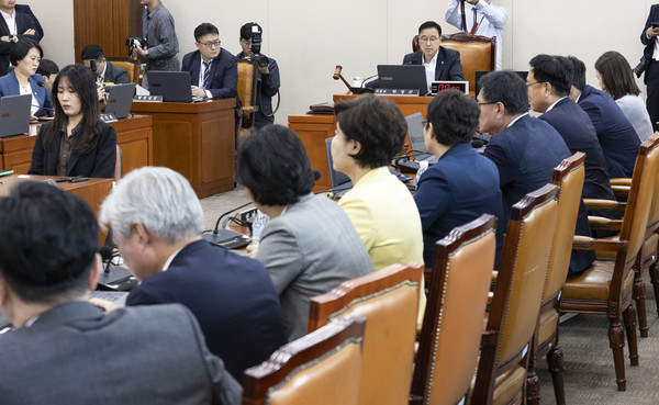 위성곤 국회 기후위기 특별위원회 위원장이 23일 국회에서 열린 기후위기특위 전체 회의에서 상정된 법안을 처리하고 있다. 사진=연합뉴스