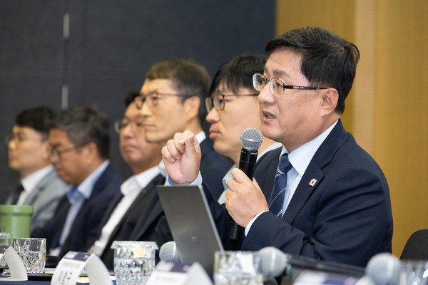 김성환 환경부 장관이 24일 경기 광명시 기아 오토랜드 광명에서 열린 2035 국가 온실가스 감축목표(NDC) 대국민 공개 논의 토론회을 주재하고 있다. 사진=연합뉴스