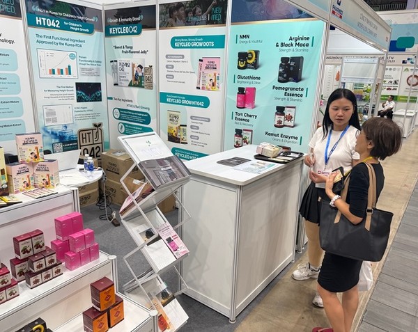 ‘팜메디 베트남 2025’ 박람회에서 뉴메드 부스를 찾은 바이어가 상담을 진행하고 있다. 사진=뉴메드