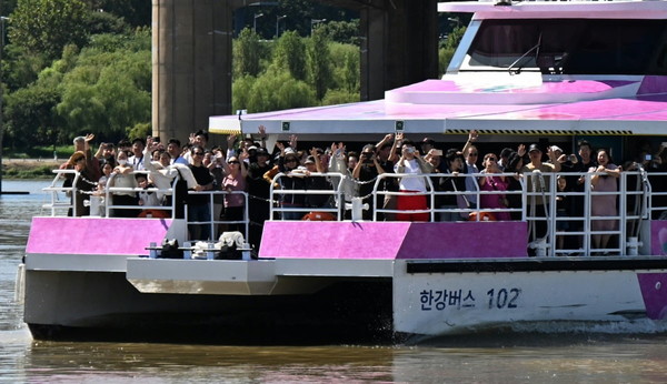 지난 21일 승객이 가득찬 한강버스 남산서울타워호(102호)에서 승객들이 갑판에 나와 손을 흔들고 있다. 사진=서울시