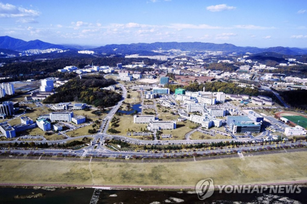 대전 유성구·대덕구 일원에 위치한 대덕연구개발특구(대덕특구)는 70년대 서울 홍릉의 연구단지를 대체할 '제2연구단지 건설기본계획'이 확정됨에 따라 지어졌다. 대전교육청은 지리적 이점을 살려 대덕특구 탄소중립, 신재생에너지 전문가들이 직접 학교를 방문해 교육하는 '대덕특구 연계 생태전환교육 전문가 특강'을 운영하고 있다. 사진=연합뉴스