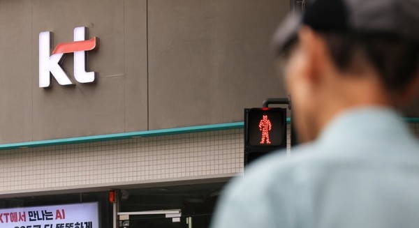 한 시민이 무단 소액 결제 사건 이슈가 발생한 KT 판매점 앞을 지나고 있다.    사진=연합뉴스
