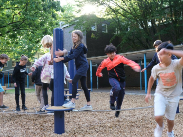 독일 함부르크 알브레히트 테어 김나지움(Albrecht Thaer Gymnasium)의 학생들이 스스로 아이디어를 내 만든 친환경 놀이터에서 뛰어놀고 있다. 사진=학교 홈페이지