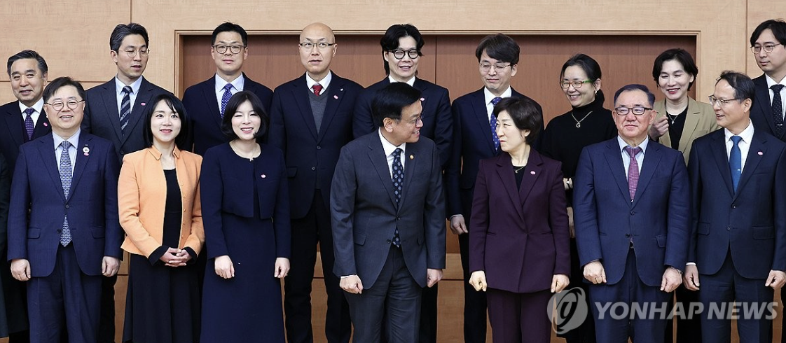 지난 2월 정부서울청사 별관에서 열린 2050 탄소중립녹색성장위원회 제2기 출범식에서 민간위원들의 기념촬영 모습. 사진=연합뉴스