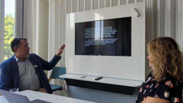 니야 초등학교 미카엘 오딘 교장(왼쪽)과 카린 링 교감(오른쪽)이 이 학교 지속가능발전 교육의 비전과 전략을 소개하고 있다. 사진=ESG경제