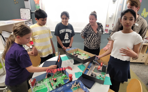 니야 초등학교 5학년 학생들이 폐기물을 재활용한 친환경 도시 모형 제작 활동을 하고 있다. 사진=ESG경제